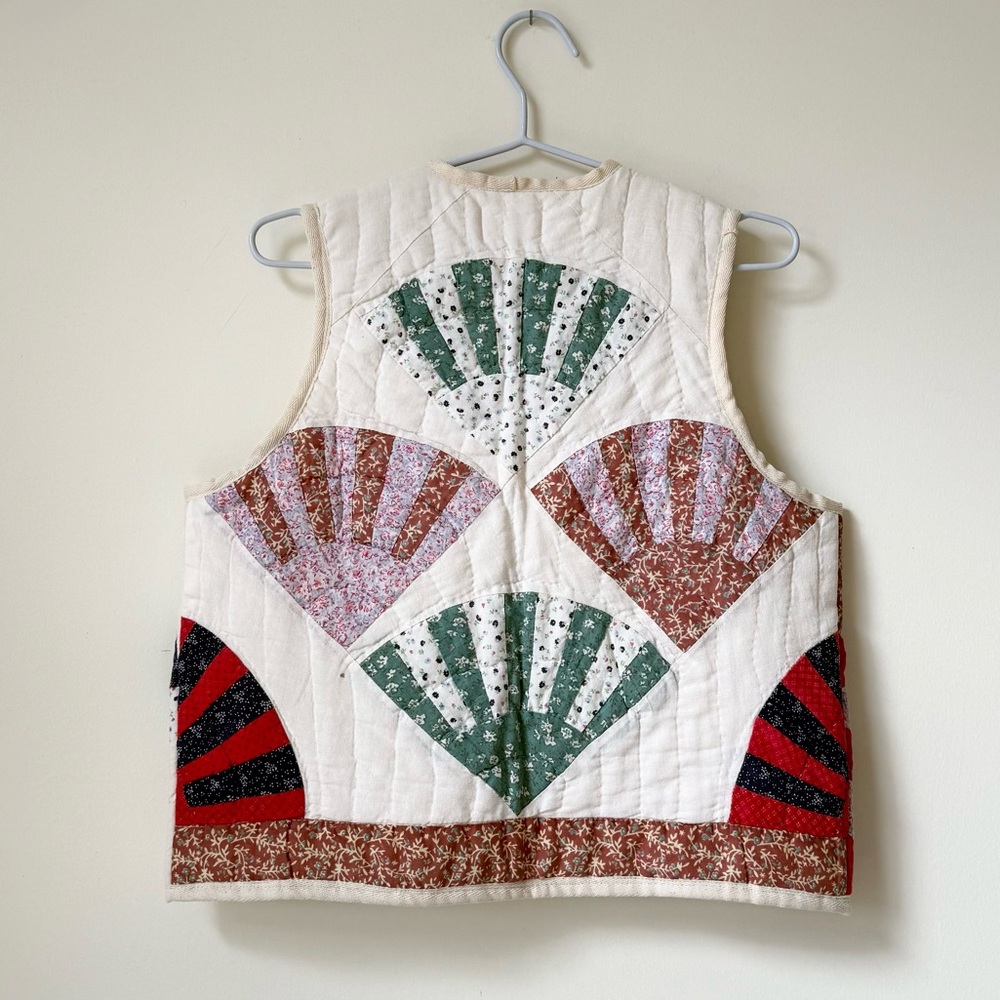 ⭐️ 13. Handmade Quilted VEST -FANS- Upcycled Vintage Patchwork Blanket - Picture 3 of 3